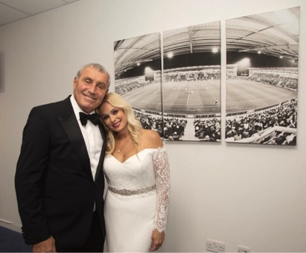 Peter Shilton og kona Steph Shilton framfor et stadionbilde.