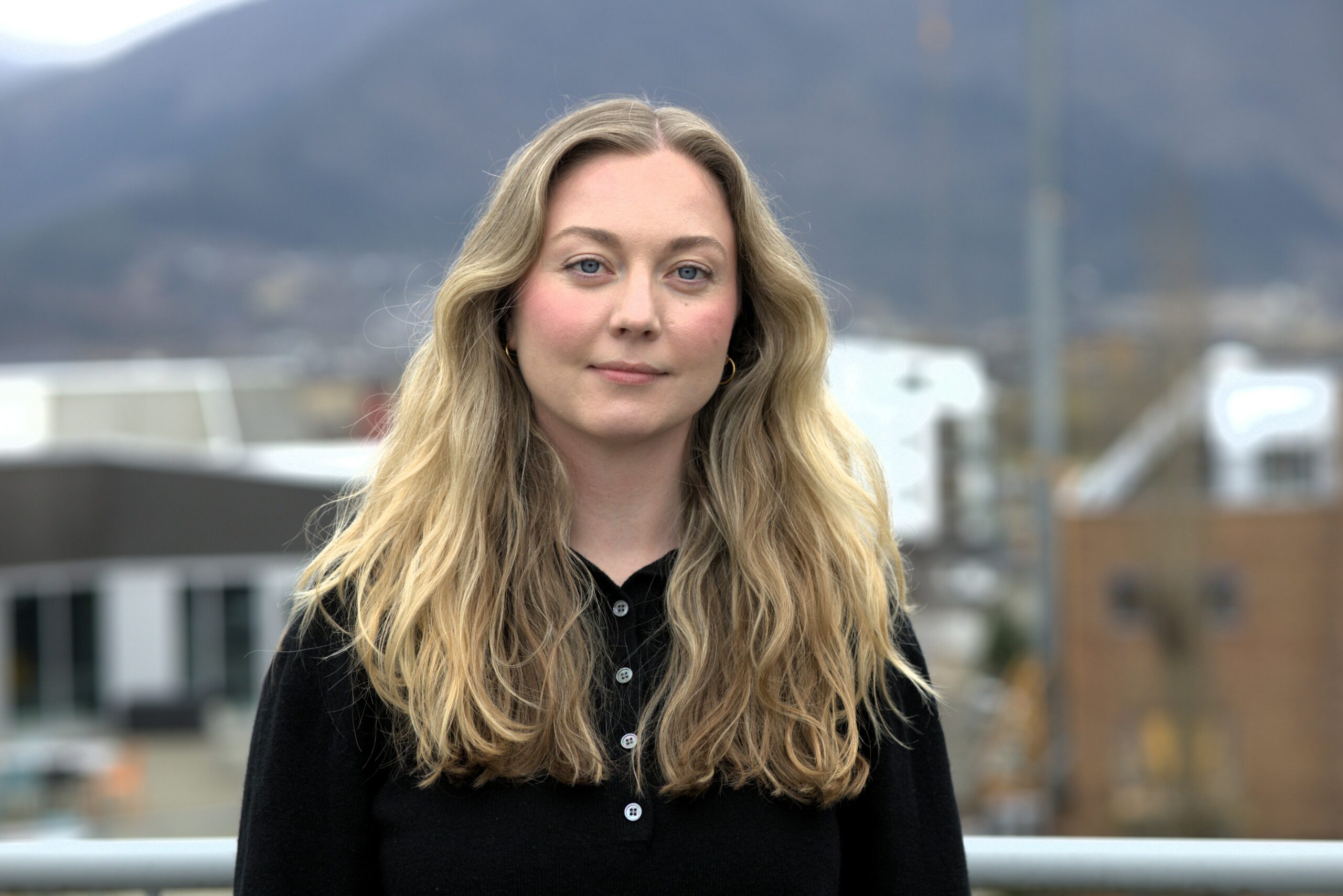 Bilde av Hedvig Inderhaug, som er jurist i Lotteritilsynet. Hun står ute, og har på seg svart genser og har langt lyst hår.