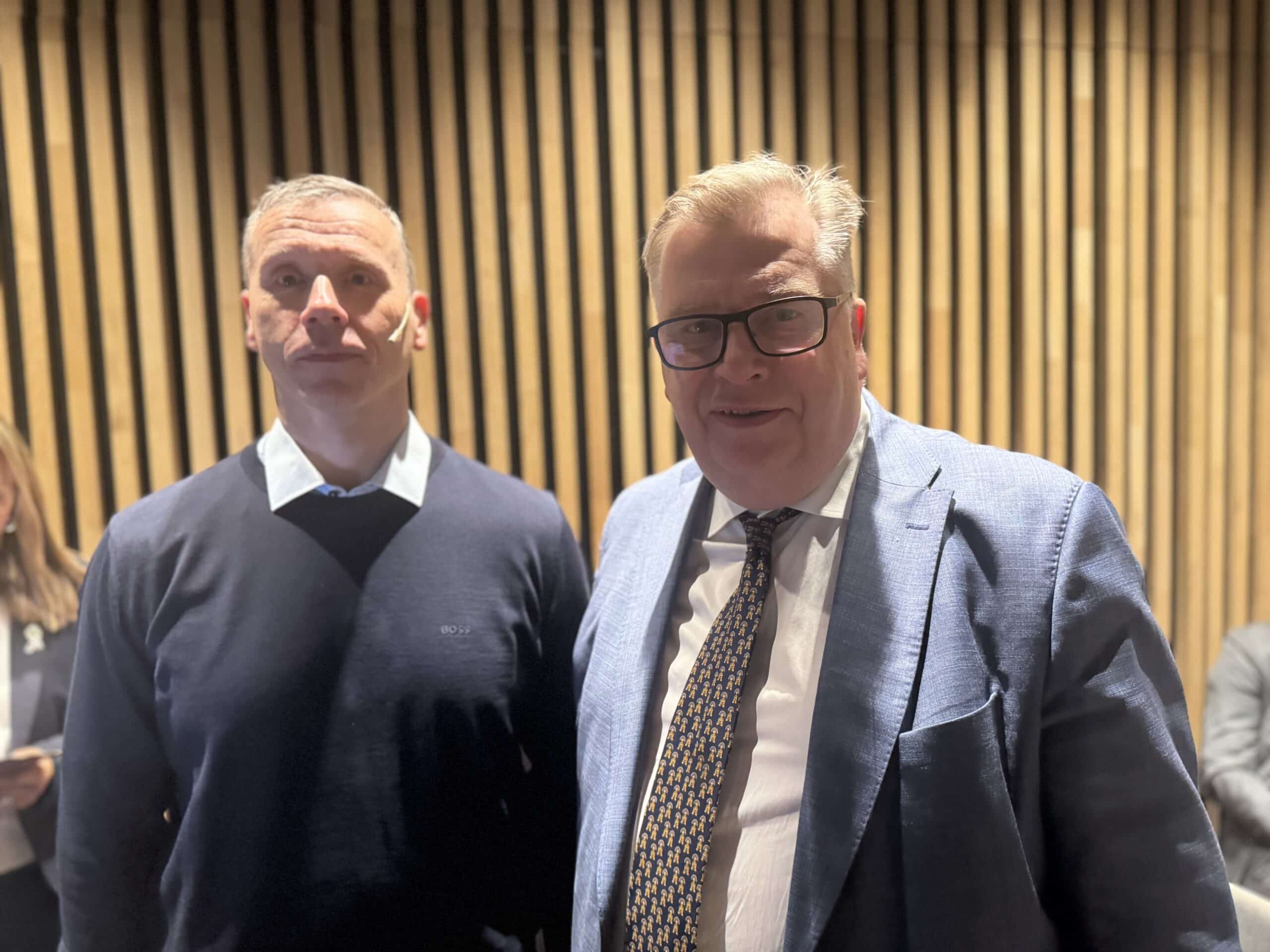 Bilde av forskar ved UiB Ståle Pallesen og direktør Atle Hamar.